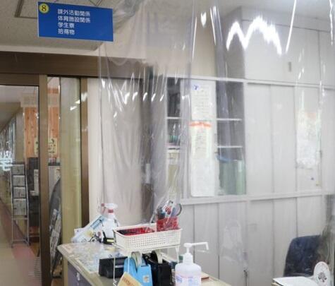 Install splash prevention sheets at the counter